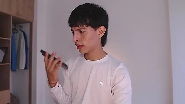 Snapshot of andrew_courtzz chatting on 02/18/26, 08:27 andrew courtzz online show from 02/18/26, 08:27