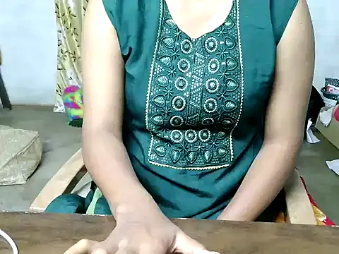 Snapshot of ishiii-69 chatting on 12/18/25, 05:28 ishiii-69 online show from 12/18/25, 05:28