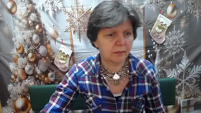 Snapshot of LunaDobra chatting on 12/17/25, 12:10 LunaDobra online show from 12/17/25, 12:10