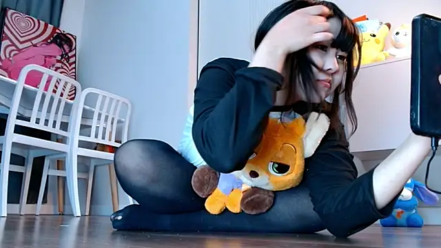 minji snow online show from 04/18/26, 12:51