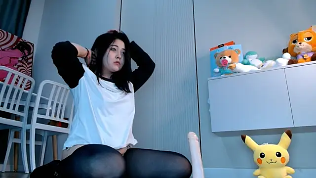 minji snow online show from 04/15/26, 12:53