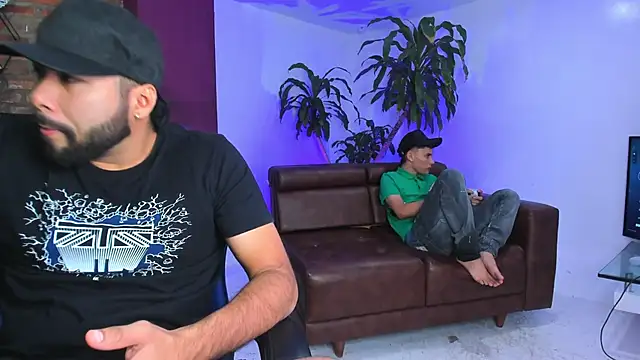 Snapshot of HotThreesoome chatting on 12/17/25, 01:05 HotThreesoome online show from 12/17/25, 01:05