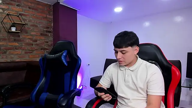 Snapshot of HotThreesoome chatting on 02/21/26, 12:18 HotThreesoome online show from 02/21/26, 12:18