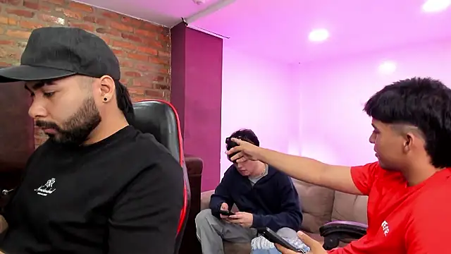 Snapshot of HotThreesoome chatting on 02/14/26, 12:27 HotThreesoome online show from 02/14/26, 12:27