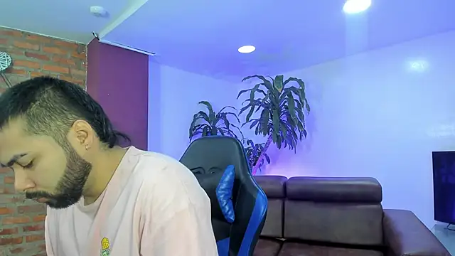 Snapshot of HotThreesoome chatting on 12/16/25, 01:04 HotThreesoome online show from 12/16/25, 01:04