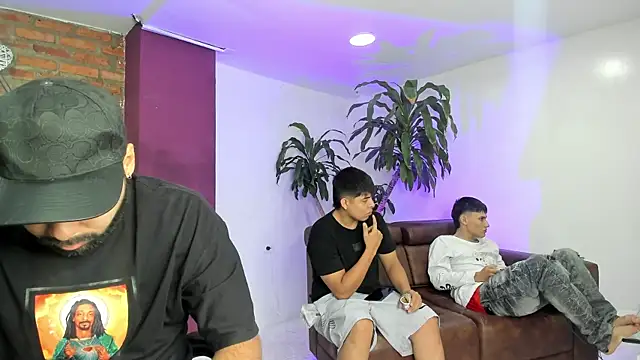 Snapshot of HotThreesoome chatting on 12/15/25, 01:17 HotThreesoome online show from 12/15/25, 01:17