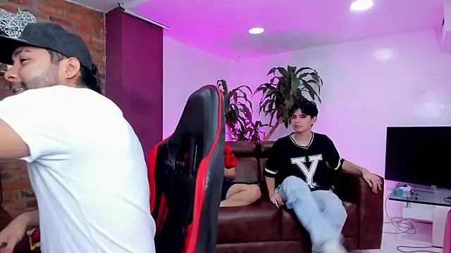 Snapshot of HotThreesoome chatting on 02/05/26, 12:23 HotThreesoome online show from 02/05/26, 12:23