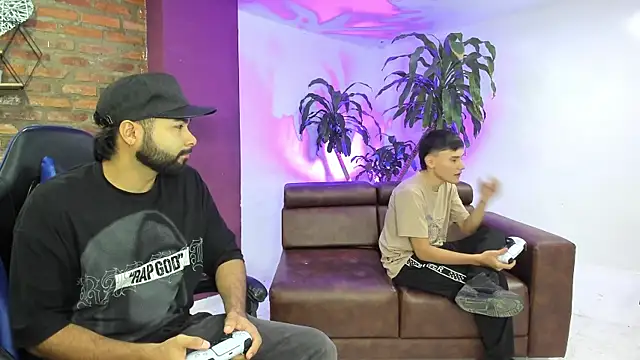 Snapshot of HotThreesoome chatting on 12/18/25, 12:53 HotThreesoome online show from 12/18/25, 12:53