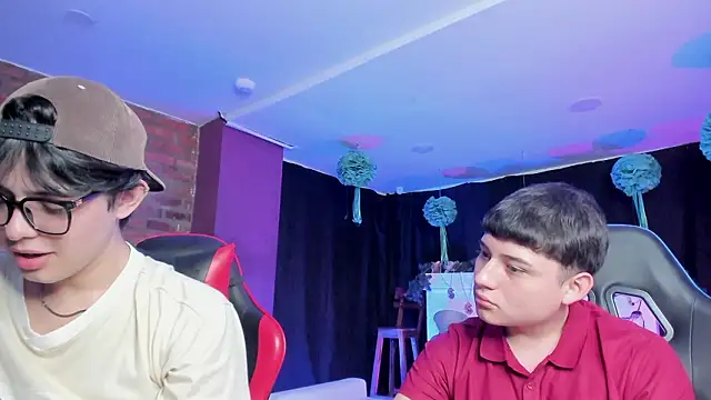 HotThreesoome online show from 03/21/26, 12:42