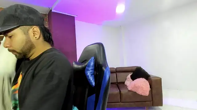 Snapshot of HotThreesoome chatting on 01/08/26, 01:17 HotThreesoome online show from 01/08/26, 01:17