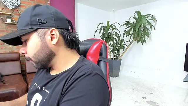 Snapshot of HotThreesoome chatting on 01/17/26, 01:04 HotThreesoome online show from 01/17/26, 01:04