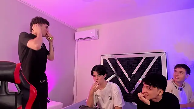 HotThreesoome online show from 04/15/26, 02:50