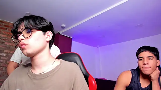 Snapshot of HotThreesoome chatting on 02/27/26, 12:27 HotThreesoome online show from 02/27/26, 12:27