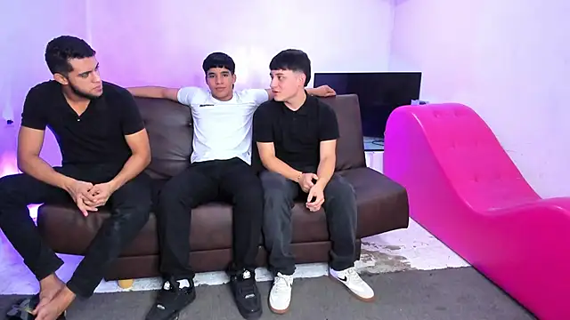 Snapshot of HotThreesoome chatting on 02/25/26, 12:38 HotThreesoome online show from 02/25/26, 12:38