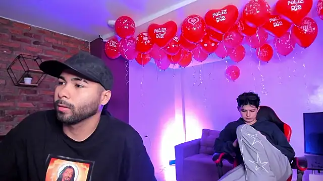 Snapshot of HotThreesoome chatting on 02/18/26, 12:12 HotThreesoome online show from 02/18/26, 12:12