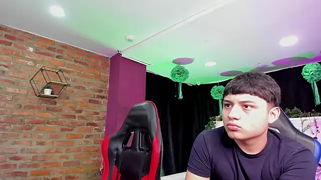 HotThreesoome online show from 03/20/26, 12:28