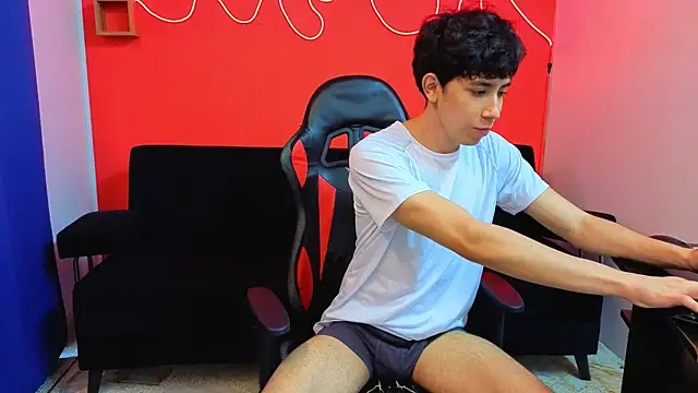 Snapshot of Neo_Twink chatting on 12/20/25, 07:39 Neo Twink online show from 12/20/25, 07:39