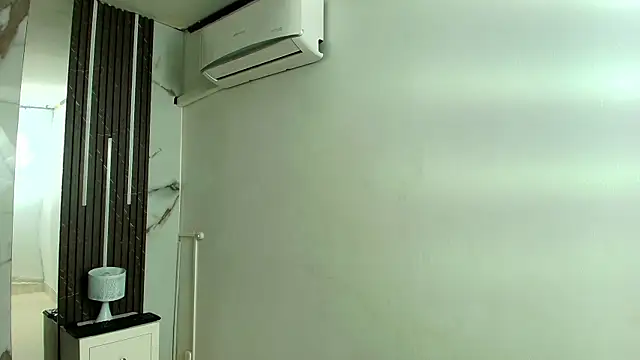 Snapshot of AprillRoss chatting on 12/22/25, 11:54 AprillRoss online show from 12/22/25, 11:54