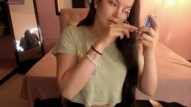 Snapshot of Sara_valderrama_ chatting on 05/02/26, 12:21 Sara valderrama online show from 05/02/26, 12:21