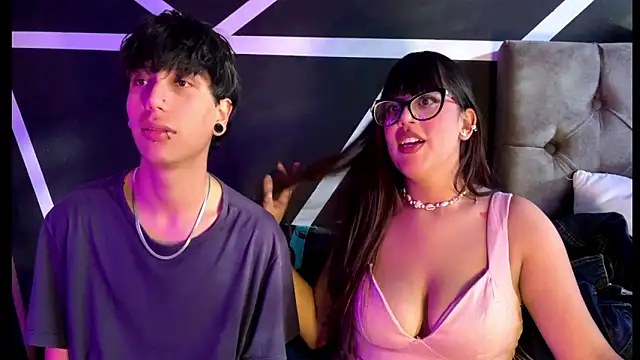 Snapshot of Emily_Andyy chatting on 12/17/25, 09:31 Emily Andyy online show from 12/17/25, 09:31