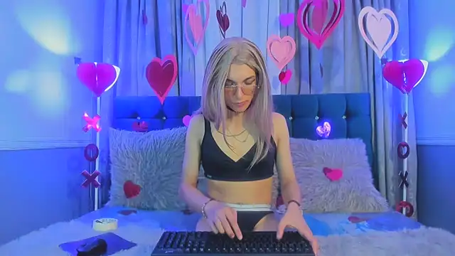 Snapshot of Lis_Pearson chatting on 02/04/26, 03:45 Lis Pearson online show from 02/04/26, 03:45