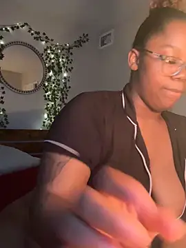 Snapshot of lovelytip chatting on 12/18/25, 04:06 lovelytip online show from 12/18/25, 04:06