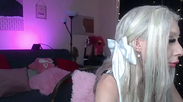 Luxuryblond online show from 12/21/25, 02:13