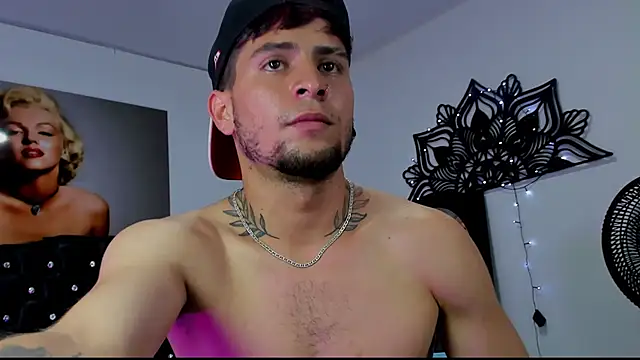 Snapshot of vaalentiino chatting on 12/13/25, 08:04 vaalentiino online show from 12/13/25, 08:04