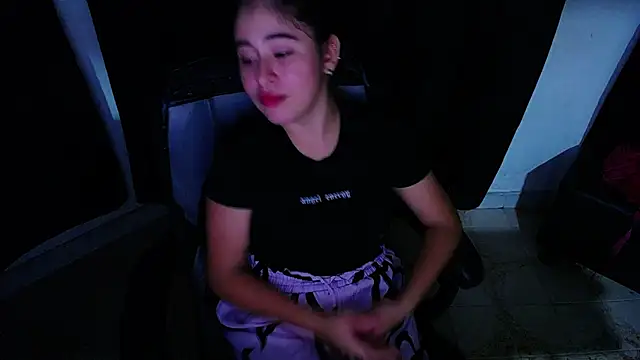 mia walker22 online show from 12/18/25, 04:17