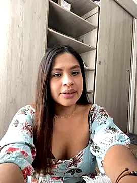 Snapshot of Alana-fox chatting on 12/17/25, 04:56 Alana-fox online show from 12/17/25, 04:56