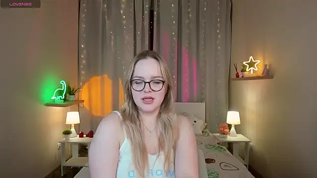 Snapshot of SallyPratt chatting on 12/17/25, 12:10 SallyPratt online show from 12/17/25, 12:10