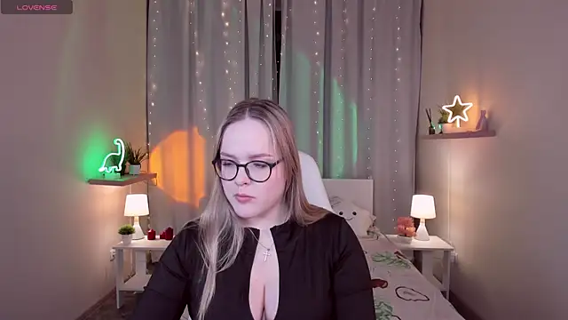 Snapshot of SallyPratt chatting on 12/16/25, 09:57 SallyPratt online show from 12/16/25, 09:57