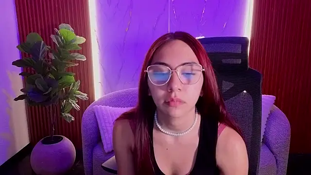 Snapshot of scarlettvg chatting on 12/17/25, 04:39 scarlettvg online show from 12/17/25, 04:39