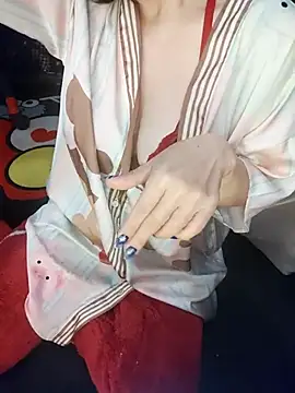 Snapshot of Alone_nothing chatting on 12/17/25, 10:48 Alone nothing online show from 12/17/25, 10:48