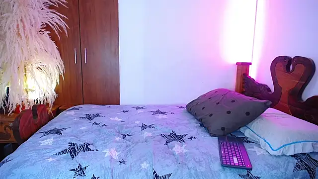 mishelolaya  online show from 12/14/25, 11:21