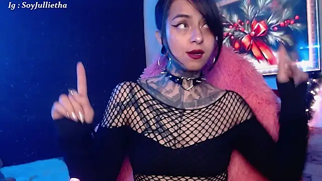 Snapshot of Julls420_ chatting on 12/19/25, 06:16 Julls420 online show from 12/19/25, 06:16