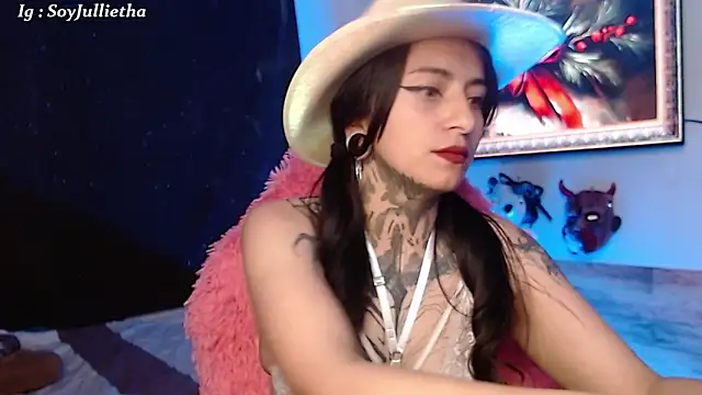 Snapshot of Julls420_ chatting on 12/14/25, 03:46 Julls420 online show from 12/14/25, 03:46