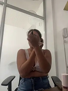 Snapshot of Emily_Jonness_ chatting on 12/14/25, 11:27 Emily Jonness online show from 12/14/25, 11:27