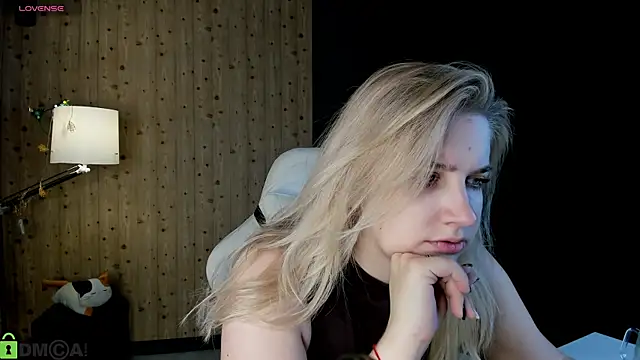 Snapshot of LunasShine chatting on 12/17/25, 04:06 LunasShine online show from 12/17/25, 04:06