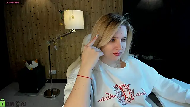 Snapshot of LunasShine chatting on 12/16/25, 04:17 LunasShine online show from 12/16/25, 04:17