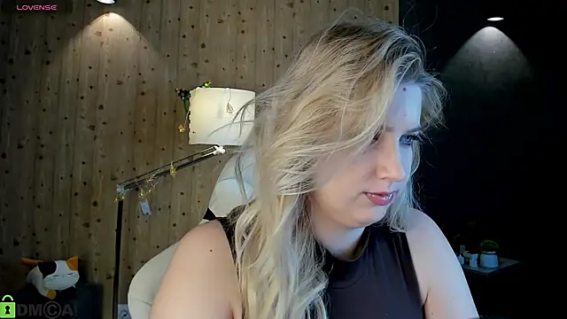 Snapshot of LunasShine chatting on 12/15/25, 04:07 LunasShine online show from 12/15/25, 04:07