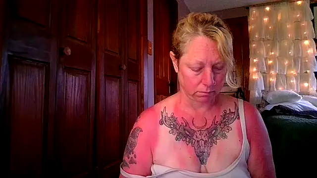 Snapshot of Outdoorchicjj chatting on 04/14/26, 01:38 Outdoorchicjj online show from 04/14/26, 01:38