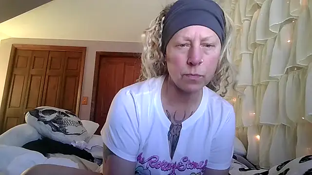 Snapshot of Outdoorchicjj chatting on 02/06/26, 08:27 Outdoorchicjj online show from 02/06/26, 08:27