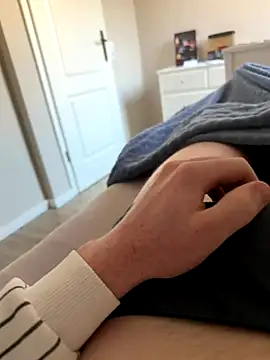 Snapshot of angei094 chatting on 12/17/25, 10:31 angei094 online show from 12/17/25, 10:31