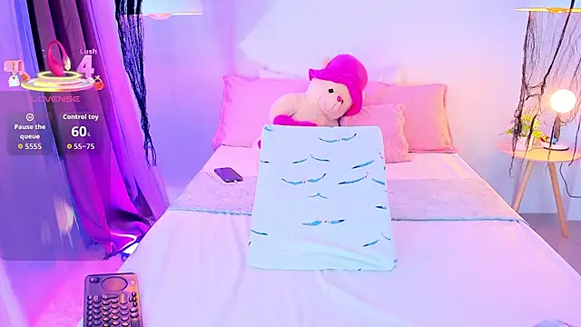 Snapshot of _Xynara_owo chatting on 12/17/25, 11:43 Xynara owo online show from 12/17/25, 11:43