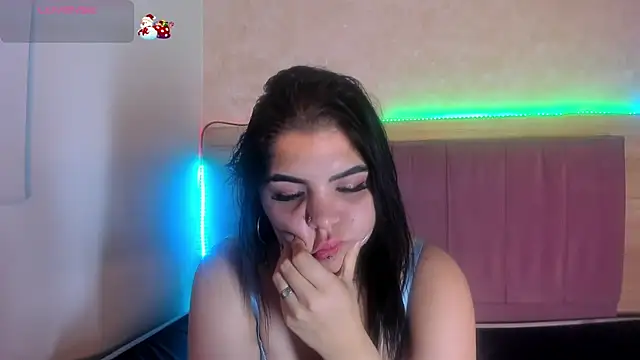 Snapshot of alunnaclarkcm chatting on 12/17/25, 11:15 alunnaclarkcm online show from 12/17/25, 11:15