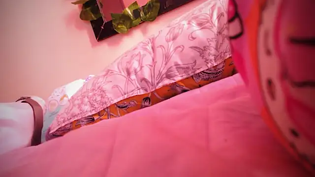 Snapshot of bonnieandclyde_ chatting on 12/15/25, 03:07 bonnieandclyde online show from 12/15/25, 03:07