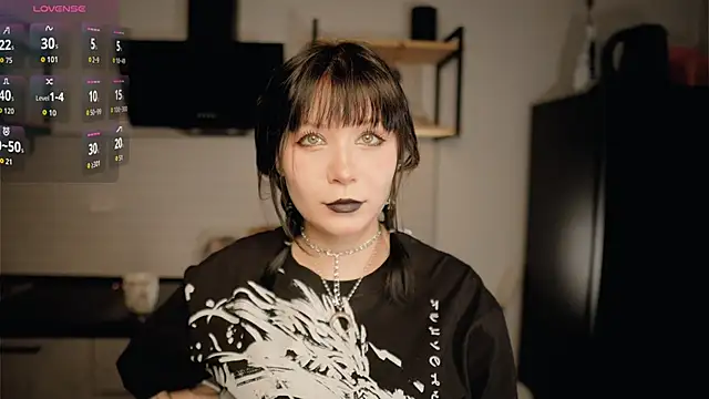 Snapshot of Nickari chatting on 02/06/26, 01:07 Nickari online show from 02/06/26, 01:07