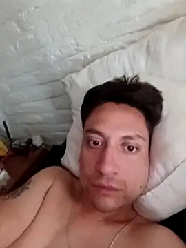 Snapshot of Saskeube chatting on 12/21/25, 01:57 Saskeube online show from 12/21/25, 01:57