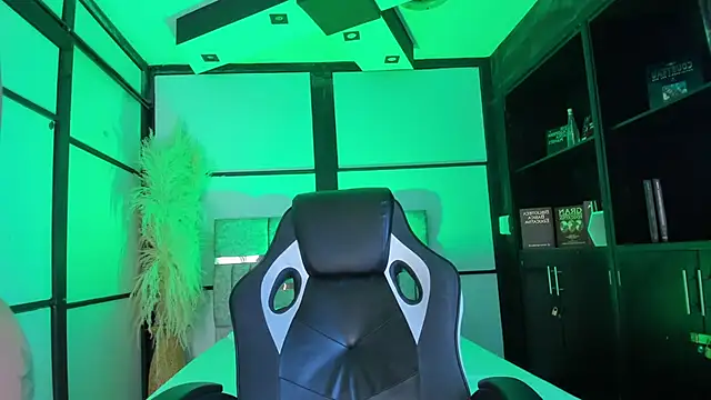 Snapshot of CatrinaVixxen chatting on 12/17/25, 08:36 CatrinaVixxen online show from 12/17/25, 08:36